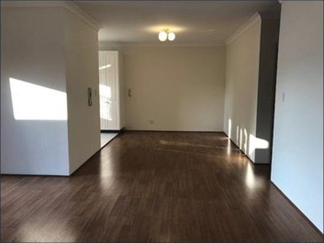 MODERN 2 BEDROOM UNIT CENTRALLY LOCATED IN BEVERLY HILLS