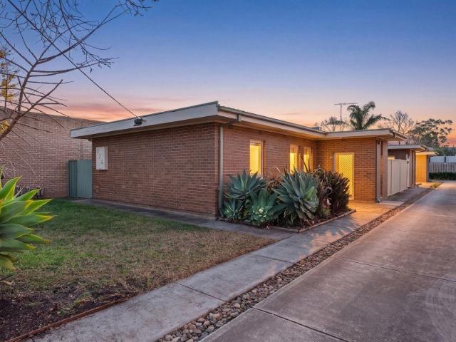 MODERN 2 BEDROOM UNIT, WALK TO TOWN