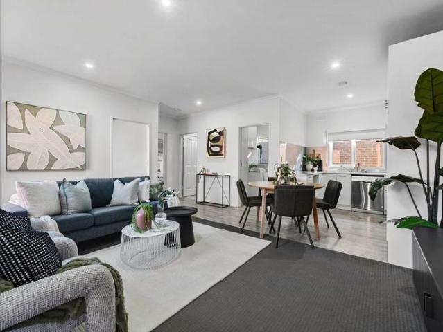 MODERN 2 BEDROOM UNIT, WALK TO TOWN