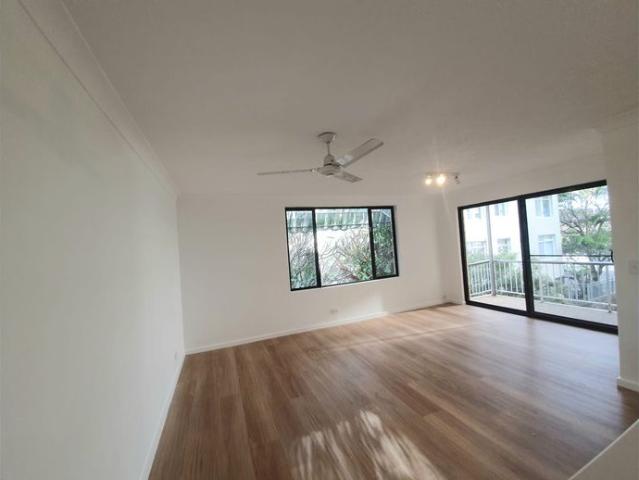 MODERN 2 BEDROOM UNIT WALK TO BEACH!