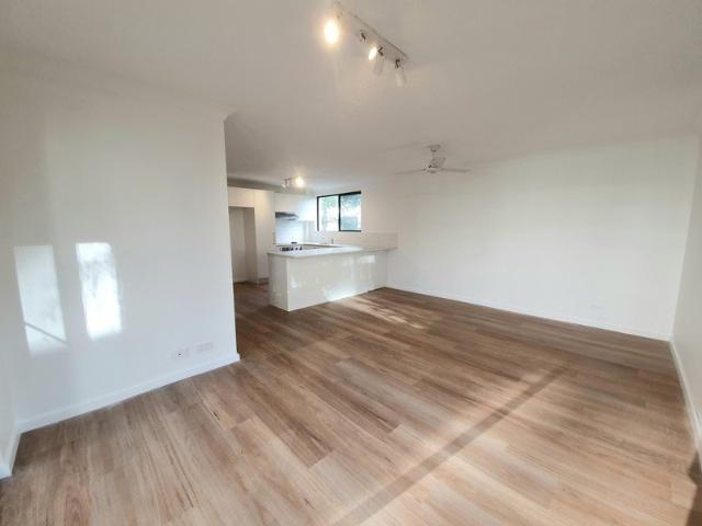 MODERN 2 BEDROOM UNIT WALK TO BEACH!