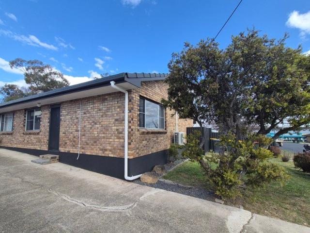 Modern 2 Bedroom unit walking distance to town center