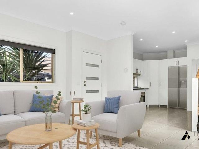 Modern 2 Bedroom Unit with 3 split aircon systems Steps from Melton Train Station