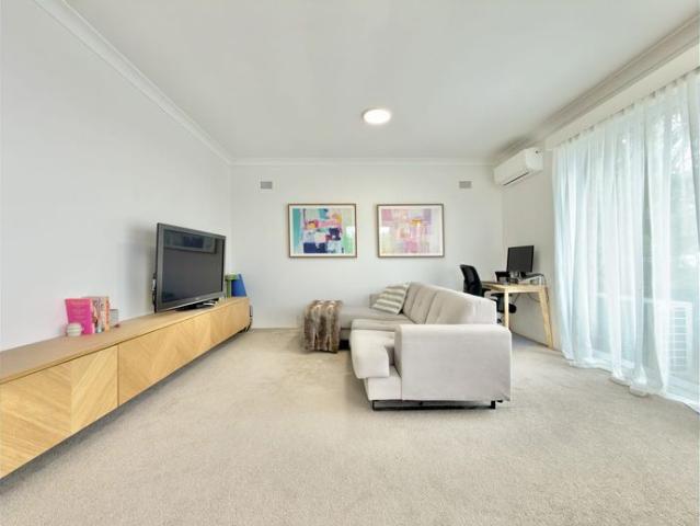 Modern 2 Bedroom Unit with a Lock Up Garage