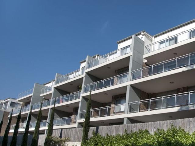 MODERN 2 BEDROOM UNIT WITH COURTYARD