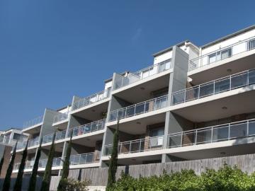 MODERN 2 BEDROOM UNIT WITH COURTYARD