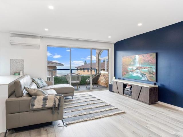 Modern 2 Bedroom Unit with Ocean Glimpses