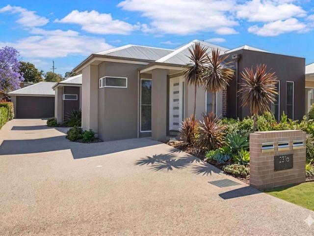 Modern 2 Bedroom Unit with Private Courtyard in Centenary Heights