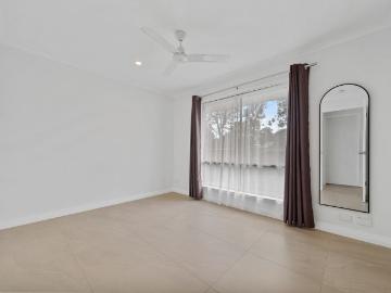 Modern 2 Bedroom Unit with Private Courtyard in Convenient Location