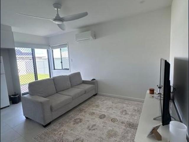 Modern 2 Bedroom Unit with Private Fenced Yard
