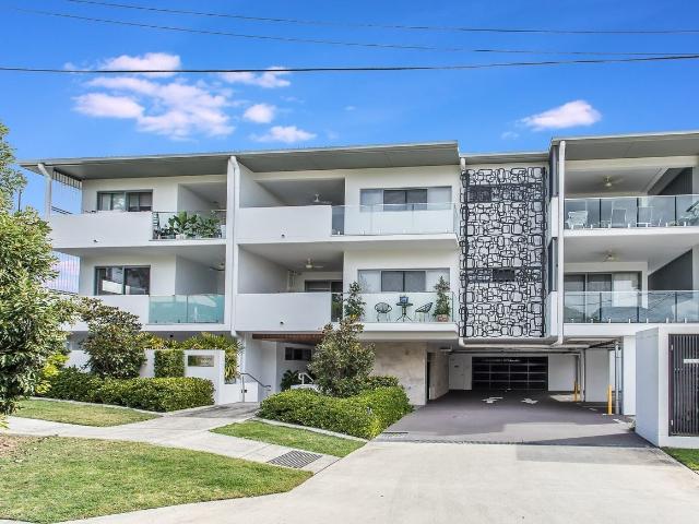 Modern 2 Bedroom Unit With Secure Parking In The Heart Of Taringa