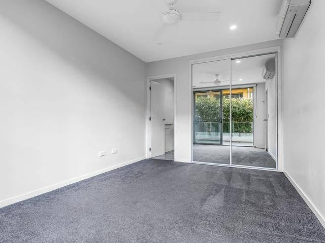 Modern 2 Bedroom Unit With Secure Parking In The Heart Of Taringa