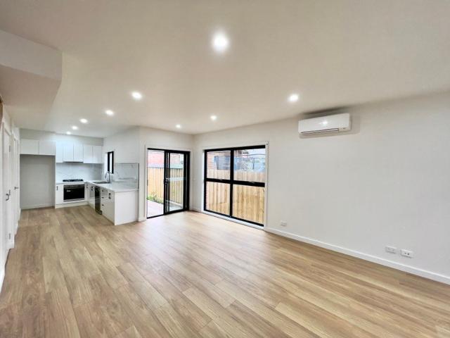 Modern 2 Bedroom, 1 Bathroom, 1 Powder room Townhouse with Courtyard and Carpark
