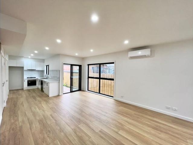 Modern 2 Bedroom, 1 Bathroom, 1 Powder room Townhouse with Courtyard and Carpark
