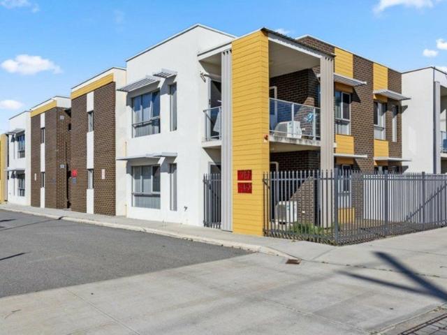 Modern 2 Bedroom, 2 Bathroom Apartment Close to Shopping Centre!