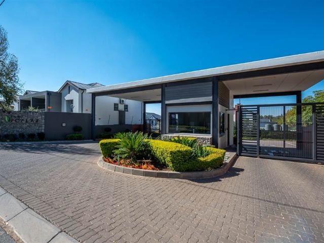 Modern 2 Bedroom, 2 Bathroom Apartment in Poplar Estate