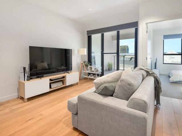 Modern 2 Bedroom, 2 Bathroom Apartment in Prime Frankston CBD Location
