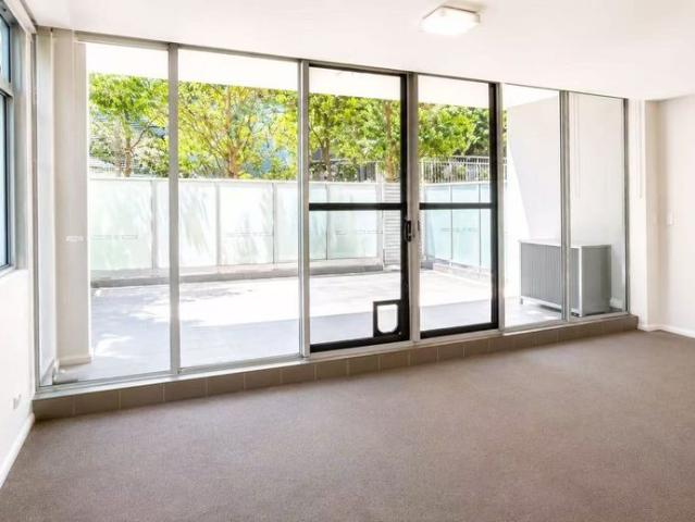 Modern 2 Bedroom, 2 Bathroom Apartment with large courtyard in Gordon!