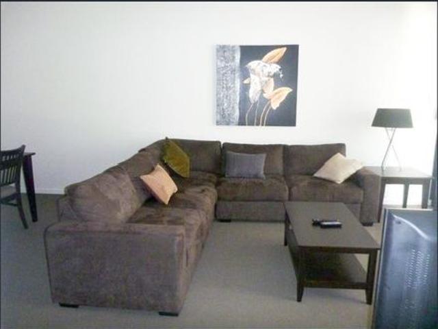 MODERN 2 BEDROOM, 2 BATHROOM, FULLY FURNISHED AND SELF CONTAINED LIVING IN THE HEART OF GLADSTONE!