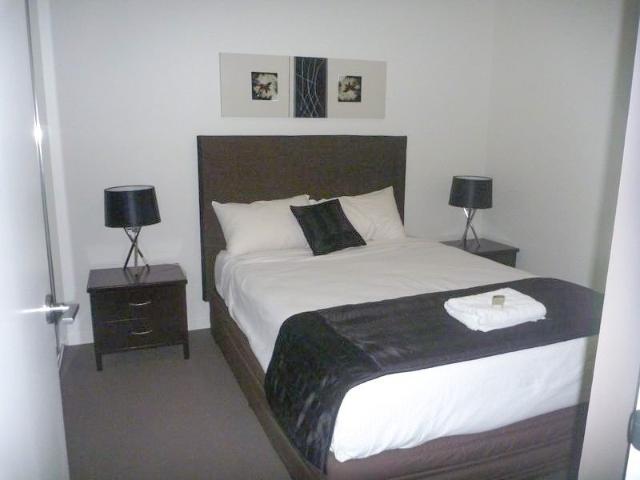 MODERN 2 BEDROOM, 2 BATHROOM, FULLY FURNISHED AND SELF CONTAINED LIVING IN THE HEART OF GLADSTONE!