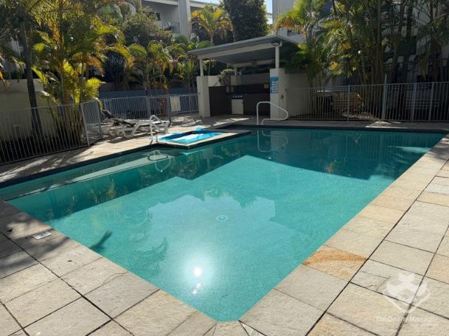 Modern 2 bedroom 2 bathroom furnished apartment in a beach complex in Burleigh Heads