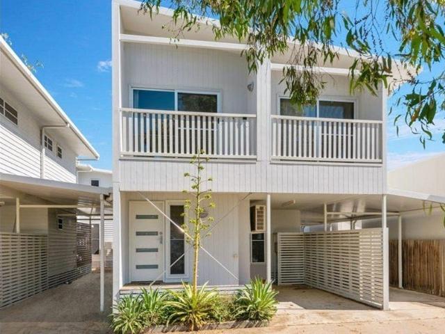 MODERN 2 BEDROOM, 2 BATHROOM TOWNHOUSE IN OONOONBA + PRIVATE COURTYARD!