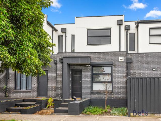 Modern 2 Bedroom, 2 Bathroom Townhouse