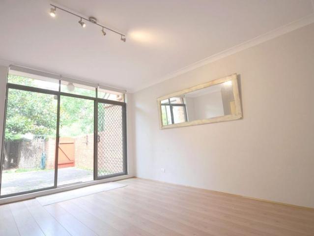 Modern 2 bedrooms 2 level townhouse at a convenient location
