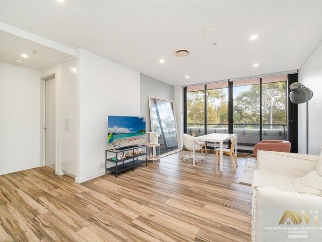 Modern 2 Bedrooms Apartment + Large Study with Resort Style Facilities in Eastgardens