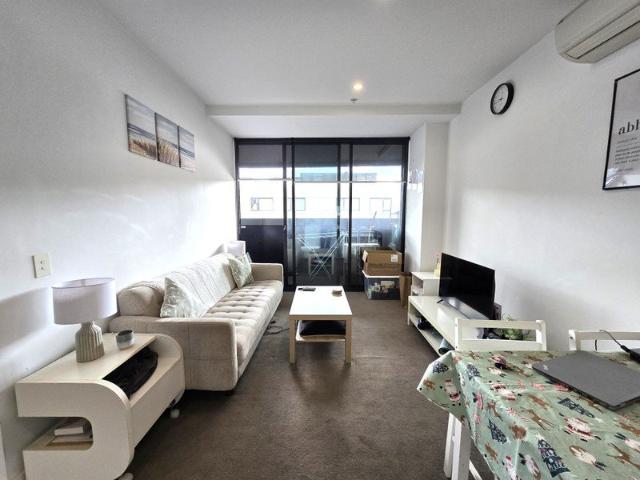 Modern 2 beds 1 bath apartment living in the Heart of South Yarra!