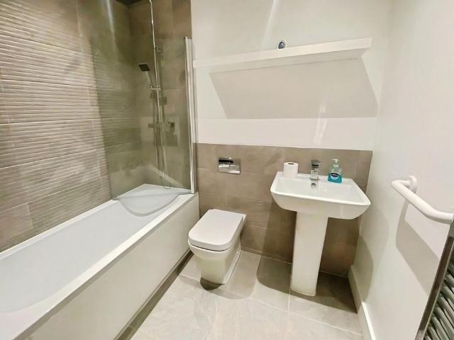 Modern 2 Double Bedroom, 2 Bathroom Apartment with Parking – Park View
