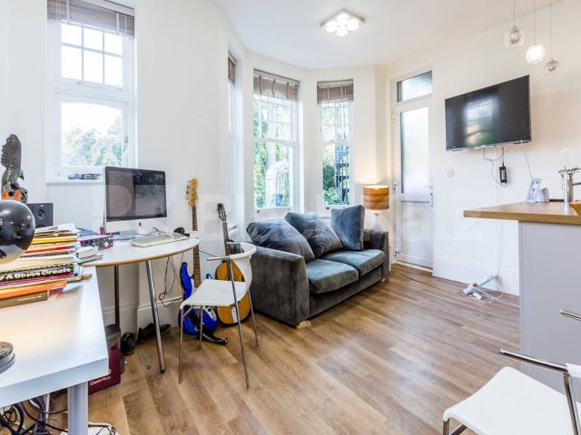 Modern 2 double bedroom property with open plan lounge with breakfast bar island