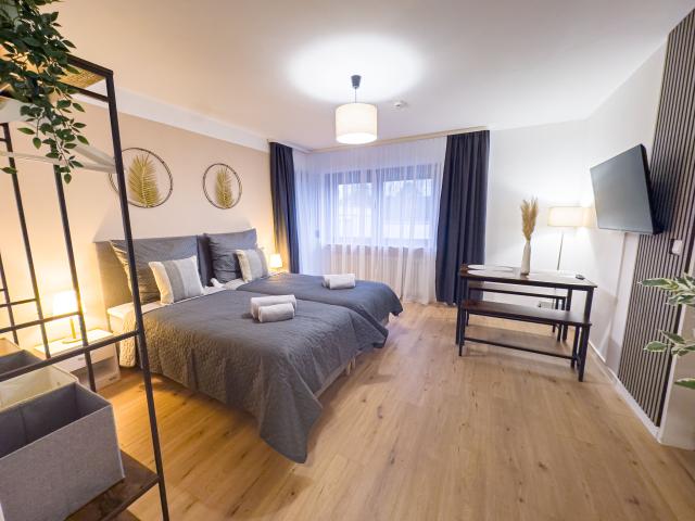 Modern 2 room flat with balcony, parking & top location Perfect for tourists & business travellers, WiFi and TV 4K