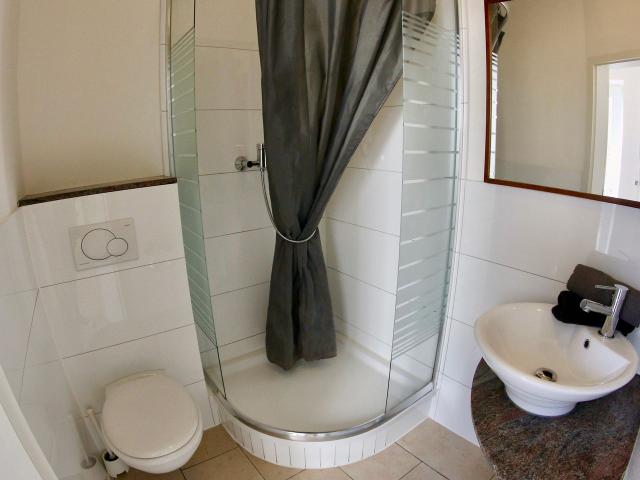 Modern 2 Room Garden Apartment 35 m² – Fully Furnished, No Deposit, Including Cleaning Service & City Registration, Essen Amsterdam Apartments for Rent