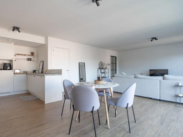 Modern 2 slaapkamer appartement met terras en staanplaats