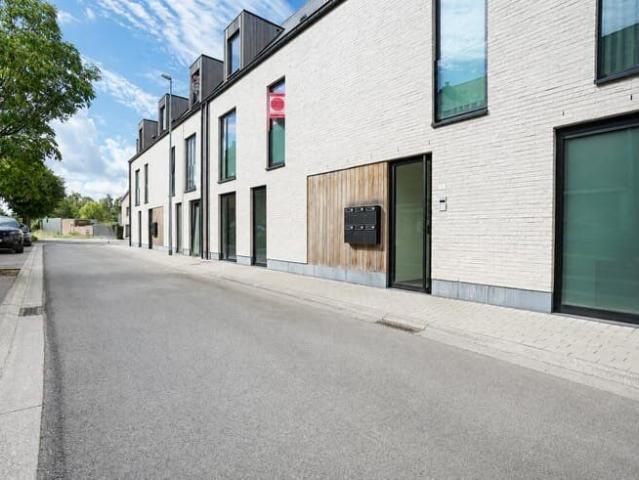 Modern 2 slaapkamerappartement met terras en parkeerplaat.