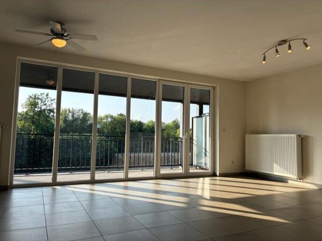 Modern 2 slaapkamerappartement met uitzicht op het kanaal