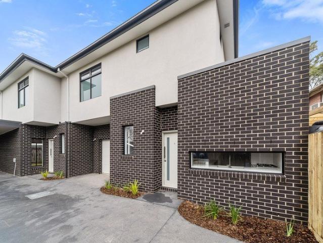 MODERN 2BDR 2BTH TOWNHOUSE WITH ALFRESCO BRIGHT & STYLISH LIVING