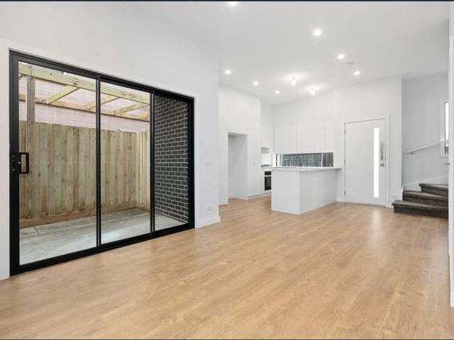 MODERN 2BDR 2BTH TOWNHOUSE WITH ALFRESCO – BRIGHT & STYLISH LIVING