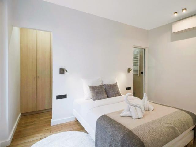 Modern 2BR Apartment with Terrace near Arc de Triomphe, Paris Amsterdam Apartments for Rent