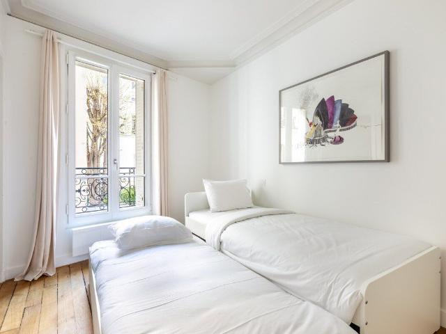 Modern 2BR Apartment near the Eiffel Tower with AC and Workspace, Paris Amsterdam Apartments for Rent