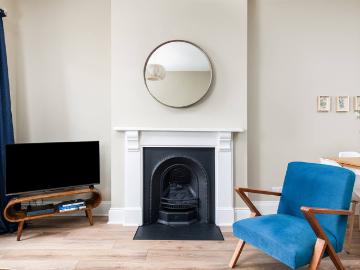 Modern 2BR Flat Walk to Clifton Free Parking Has an Apartment