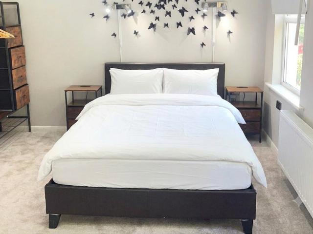 Modern 2BR London Retreat with Garden & Parking