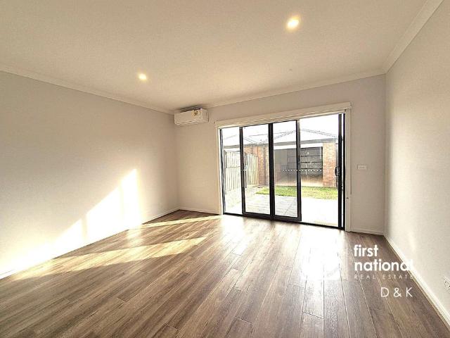 Modern 2BR Townhouse — 2 Ensuites + Private Courtyard