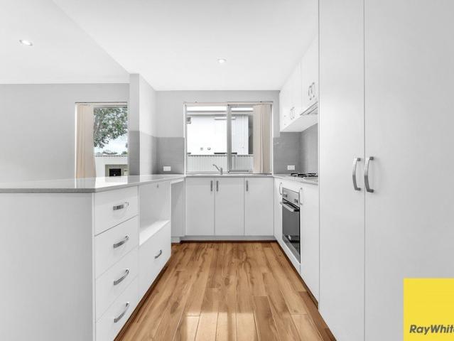 Modern 2x2 Apartment in Prime Cloverdale Location!
