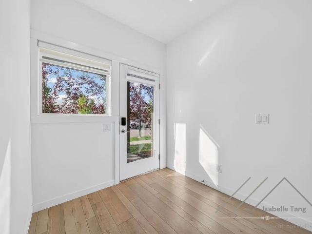 Modern 4 Bed / 3.5 Bath Townhome | Double Garage | Central A/C | Greenwich NW