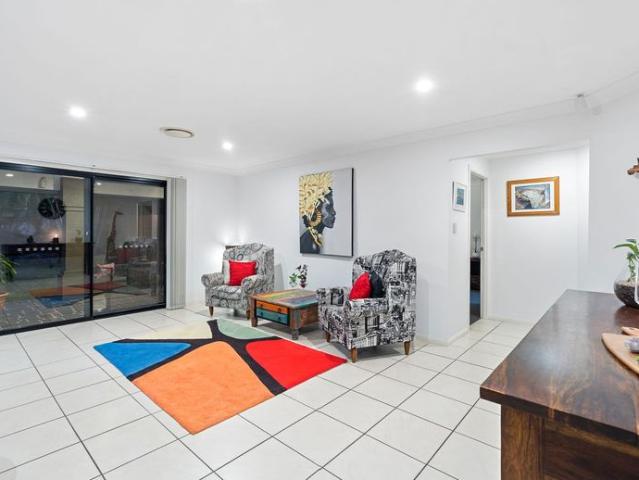 Modern 4 Bed 2 Bath Home in Pacific Pines