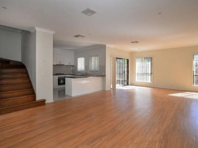 Modern 4 Bed 2 Bath 2 Car Garage Family Appeal In Great Location!