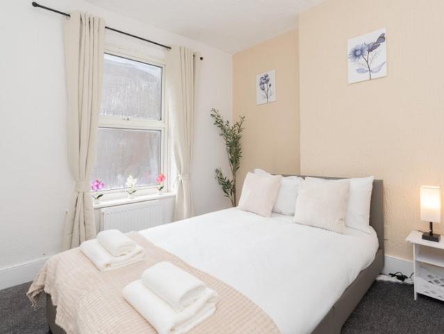 Modern 4 Bed Apartment in Poole