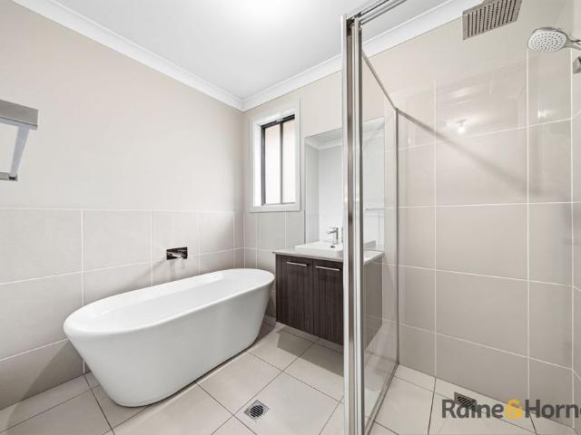 Modern 4 Bed Golf Course Living in Kooindah Waters